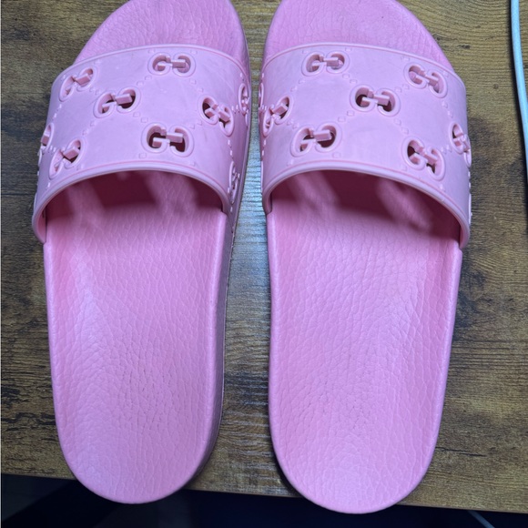 Gucci Pink Rubber Women’s GG Slide Sandal - Picture 4 of 15